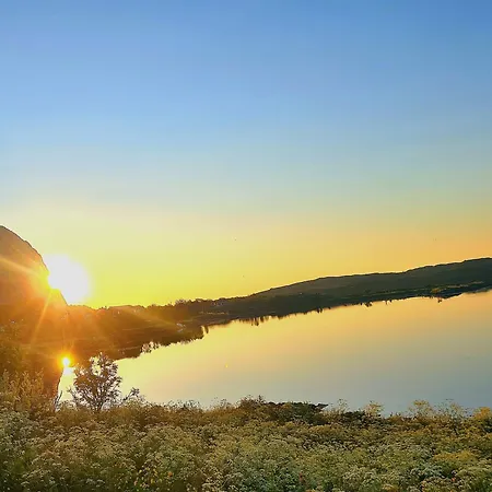 Lite Hus Ved Sjoen *