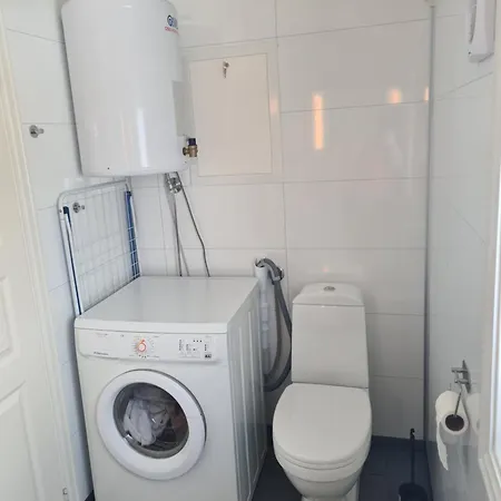 Lite Hus Ved Sjoen *