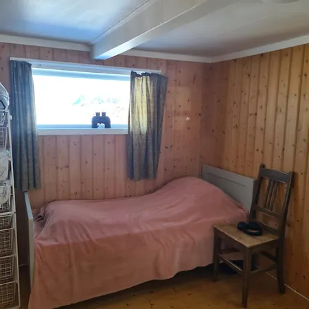 Lite Hus Ved Sjoen Evjen (Vestvagoy)