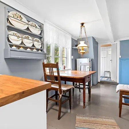 Lite Hus Ved Sjoen Holiday home *