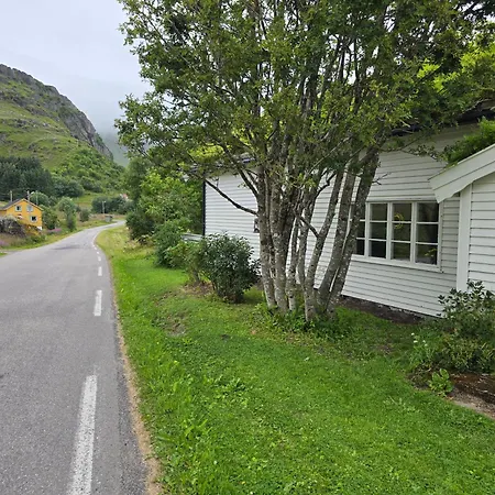 Lite Hus Ved Sjoen Evjen (Vestvagoy)