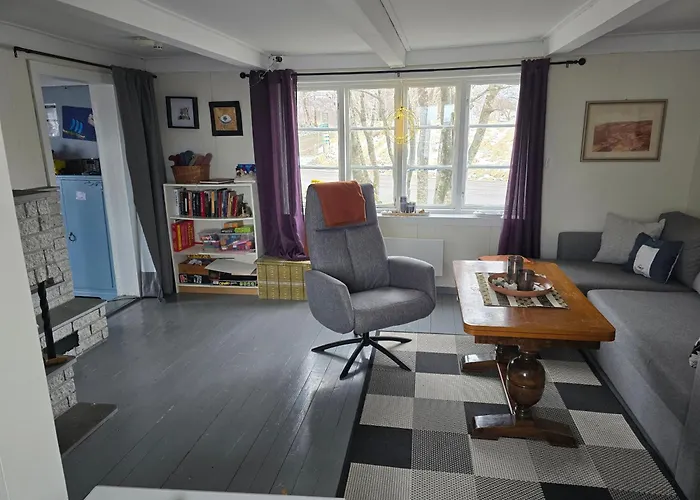 Lite Hus Ved Sjoen Evjen (Vestvagoy)