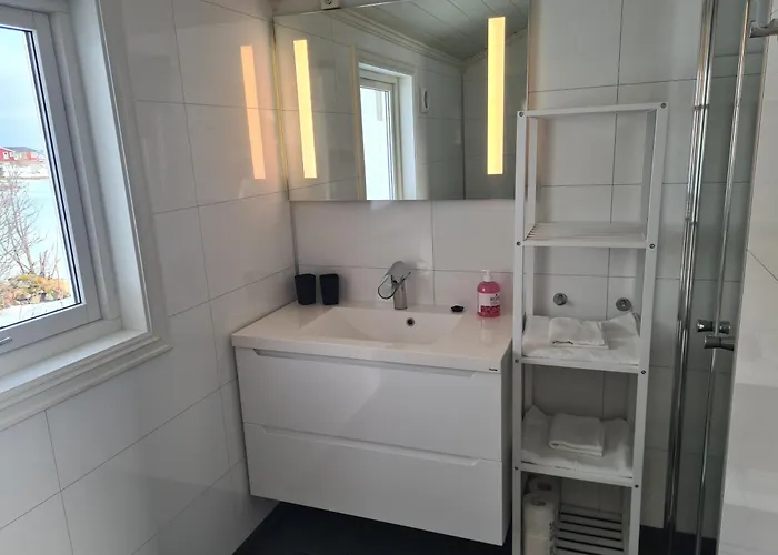Semesterbostad Lite Hus Ved Sjoen Evjen (Vestvagoy)