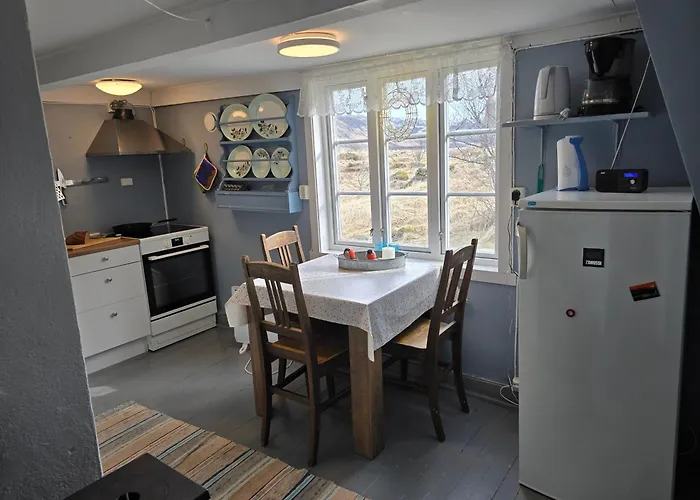 펜션 Lite Hus Ved Sjoen Evjen (Vestvagoy)