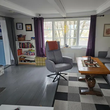 Lite Hus Ved Sjoen Evjen (Vestvagoy)