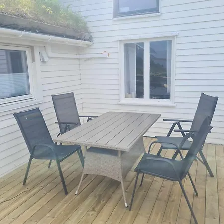 Lite Hus Ved Sjøen