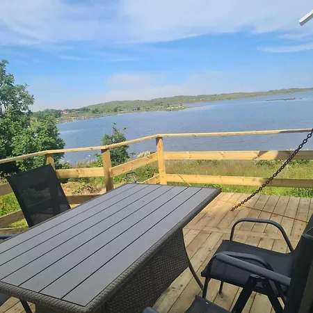 Lite Hus Ved Sjøen *