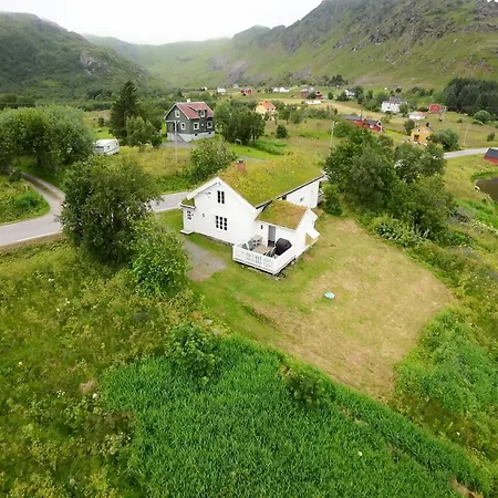 Lite Hus Ved Sjøen