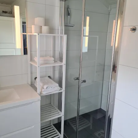 Semesterbostad Lite Hus Ved Sjoen