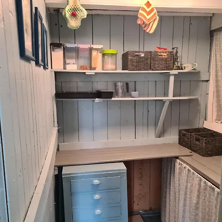 Lite Hus Ved Sjoen *