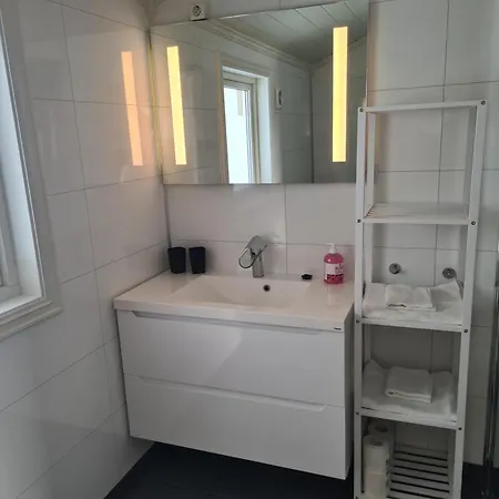 Semesterbostad Lite Hus Ved Sjoen Evjen (Vestvagoy)