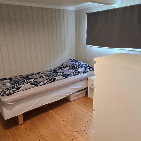 Semesterbostad Lite Hus Ved Sjoen