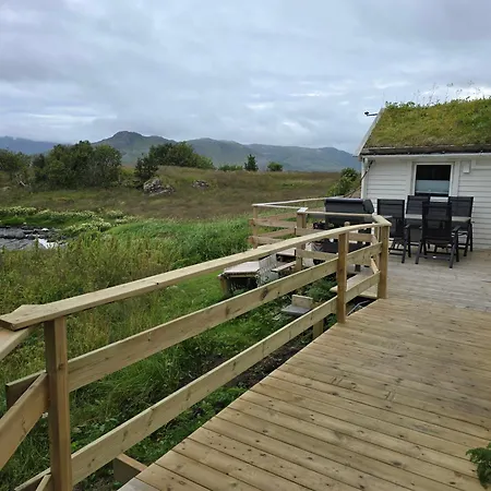 Lite Hus Ved Sjøen *